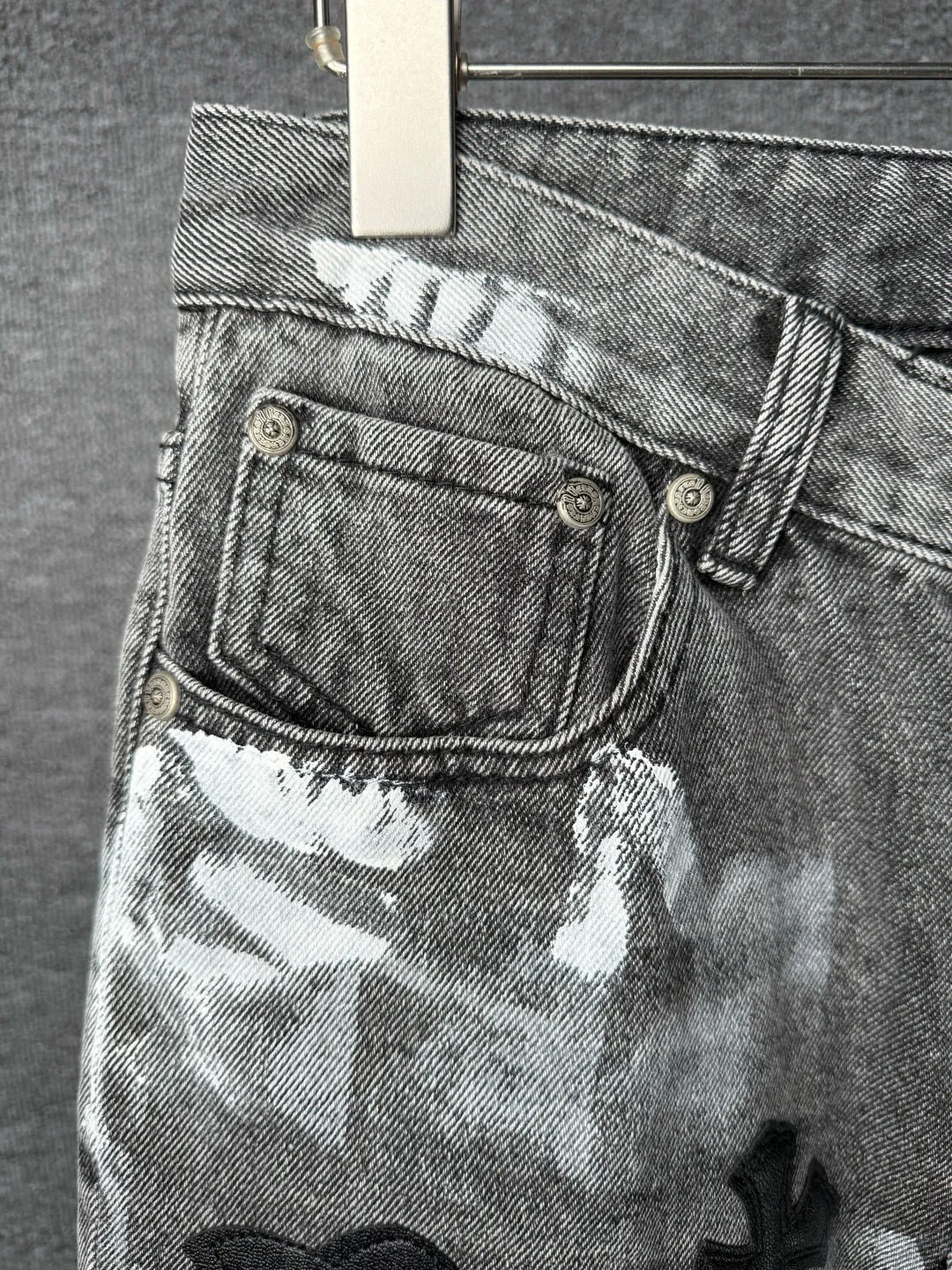 P340 💰 (Top version) Chrome hearts co-branded washed jeans with blue, yellow, black, white and multi-color stitching. Really restores the ultimate vintage texture. Three-dimensional version. Loose and comfortable, not picky about the figure. Makes you look taller and slimmer. Factory-made. Original quality control. Same style for men and women. Can be matched with couples. Versatile recommendation. Must-have jeans for all seasons. Fashionistas have been disappointed. From the quality selection of fabrics, the tailoring of details, and the matching of patterns, they are all impeccable! The upper body is so handsome when worn...it can be easily worn by men, women and children! The craftsmanship is made of heavy-duty washed pure cotton denim fabric. After washing, it is soft and thick. It is very stylish when worn on the body. Color: black Size: 28-30-32-34-36 (corresponding to S-M-L-XL-XXL)